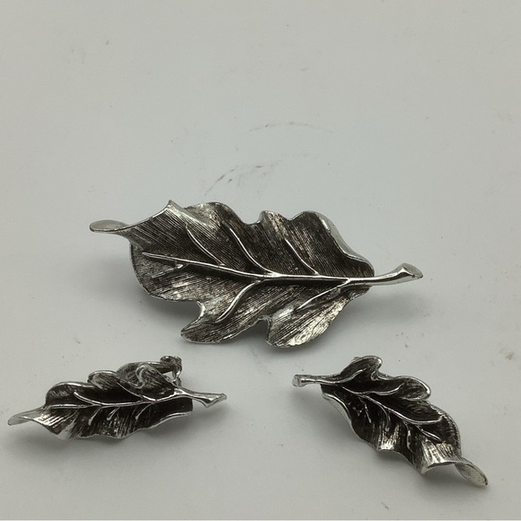 Vintage Tara Leaf Shaped Brooch and Clip-On Earrings Set - Picture 1 of 6